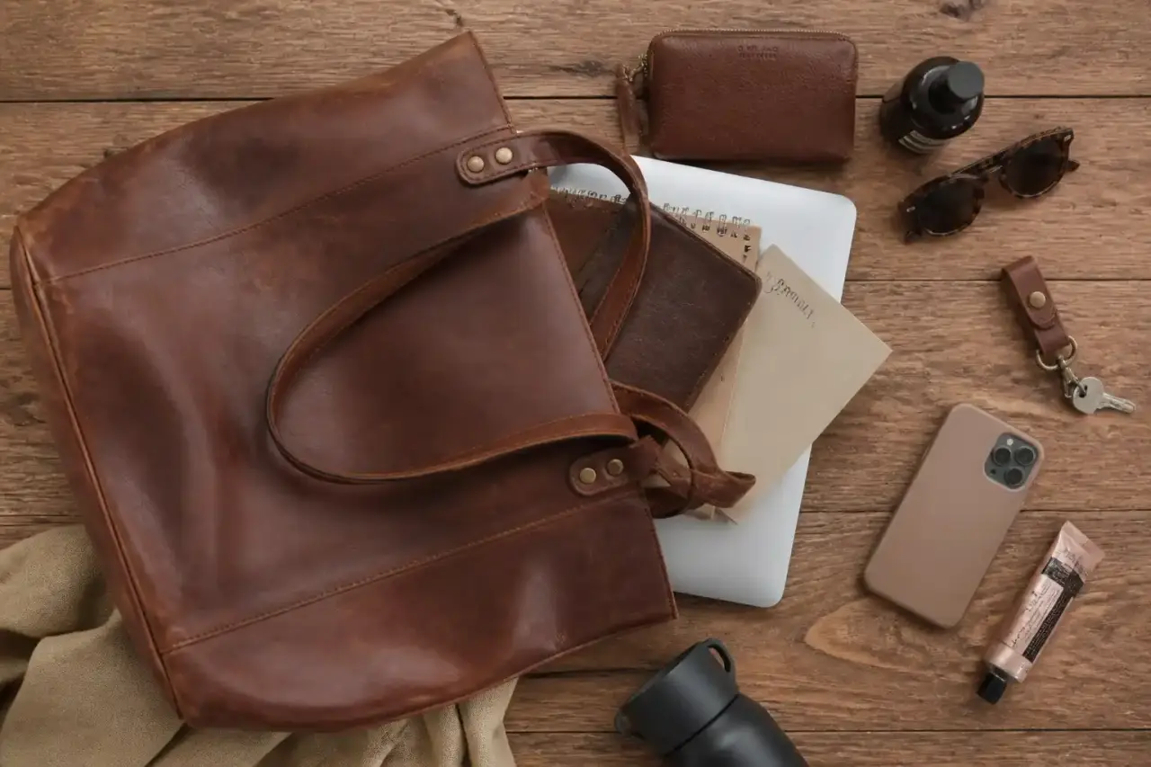 Le sac cuir vintage associe patine, confort et capacité adaptée à chaque usage